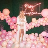 Khloe Kardashian luciendo embarazo en el baby shower de su hija