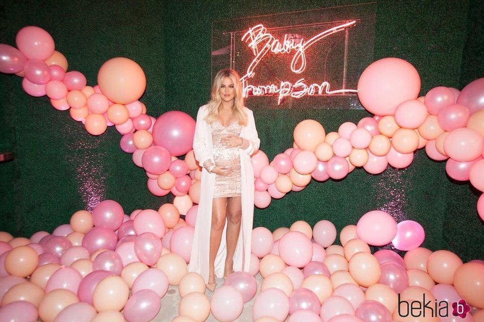 Khloe Kardashian luciendo embarazo en el baby shower de su hija