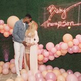 Khloe Kardashian y Tristan Thompson posando en el baby shower de su hija