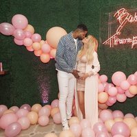 Khloe Kardashian y Tristan Thompson posando en el baby shower de su hija