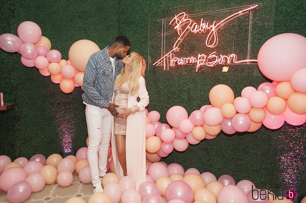 Khloe Kardashian y Tristan Thompson posando en el baby shower de su hija