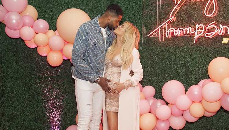 Khloe Kardashian y Tristan Thompson posando en el baby shower de su hija