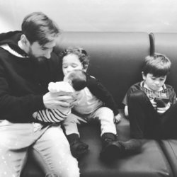 Leo Messi con su hijo Ciro en brazos y Thiago y Mateo a su alrededor