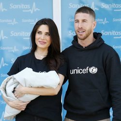 Sergio Ramos y Pilar Rubio presentan a su hijo Alejandro