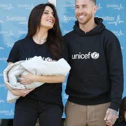 Sergio Ramos y Pilar Rubio muy felices en la presentación de su hijo Alejandro