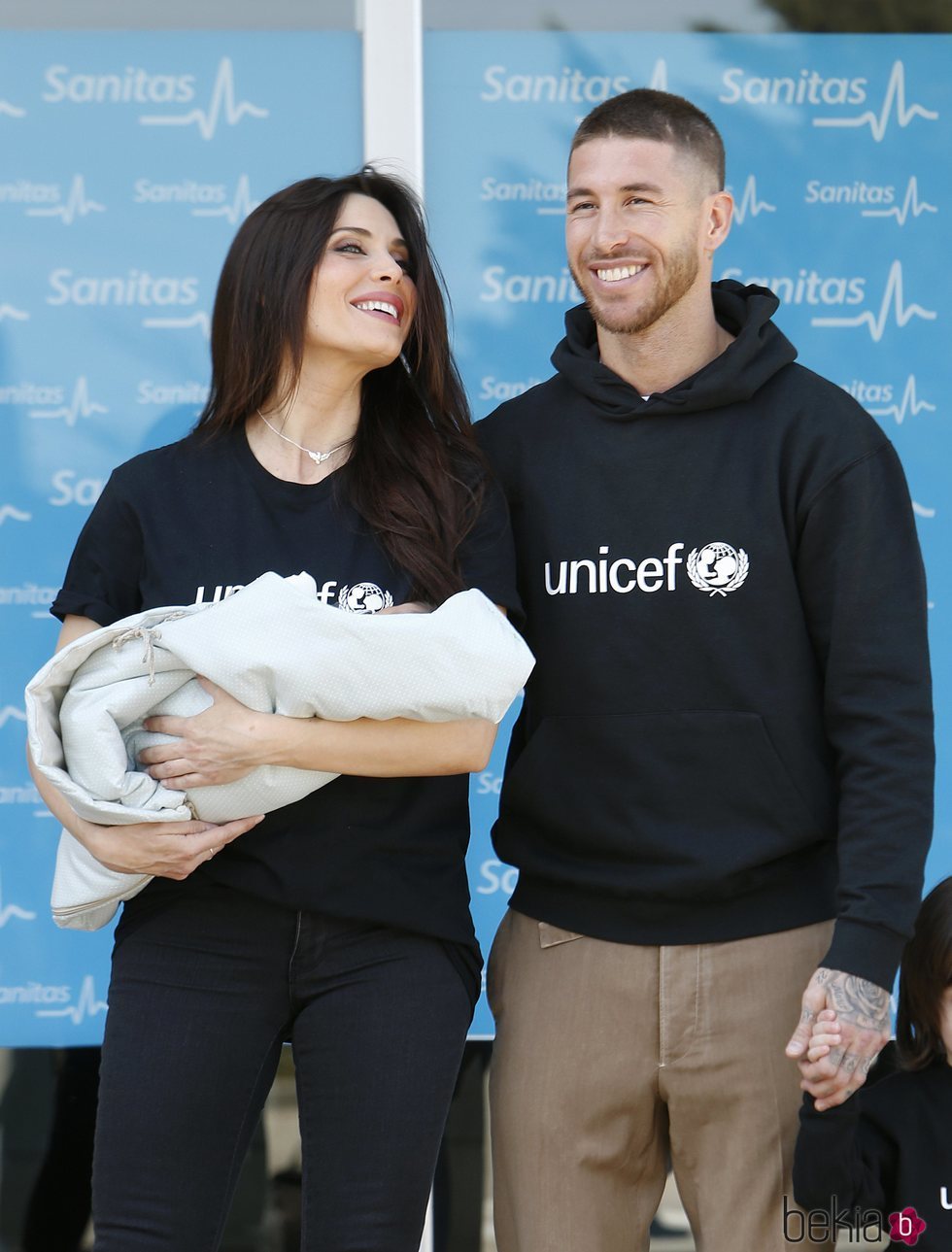 Sergio Ramos y Pilar Rubio muy felices en la presentación de su hijo Alejandro