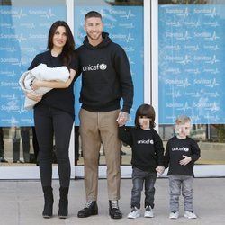 Pilar Rubio y Sergio Ramos presentan a su hijo Alejandro con sus hijos Sergio y Marco