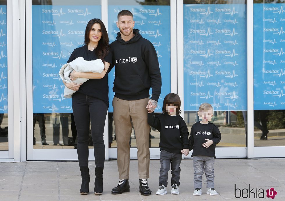 Pilar Rubio y Sergio Ramos presentan a su hijo Alejandro con sus hijos Sergio y Marco