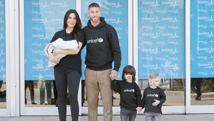 Pilar Rubio y Sergio Ramos presentan a su hijo Alejandro con sus hijos Sergio y Marco