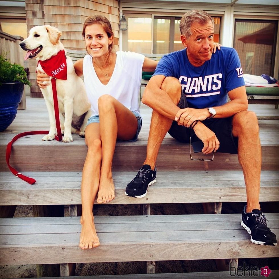 Allison William y Brian Williams posando juntos en el porche de la casa familiar