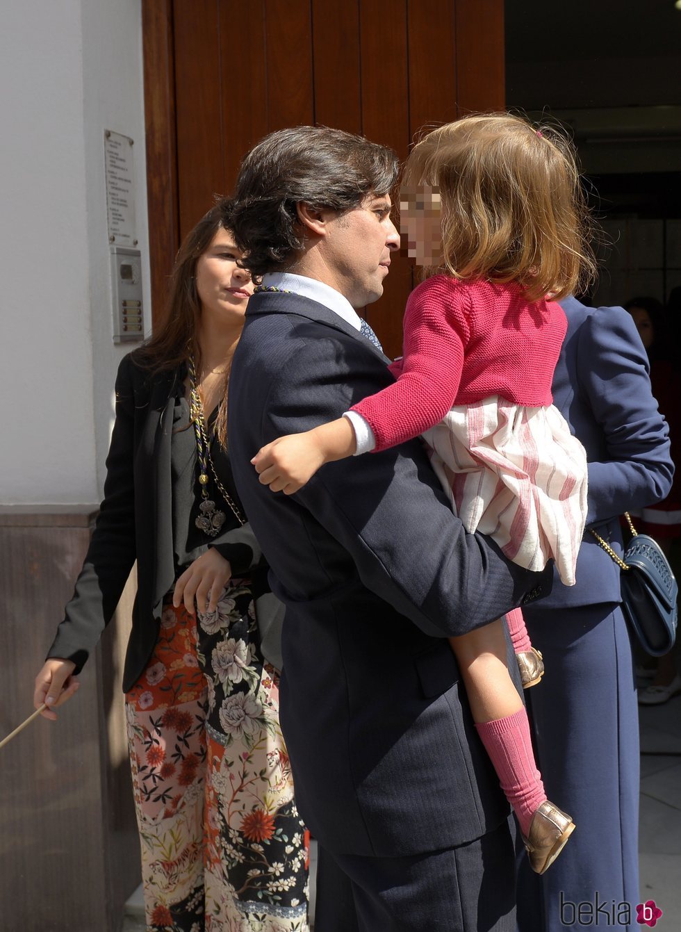 Fran Rivera y sus hijas Cayetana y Carmen en la Semana Santa de Sevilla 2018