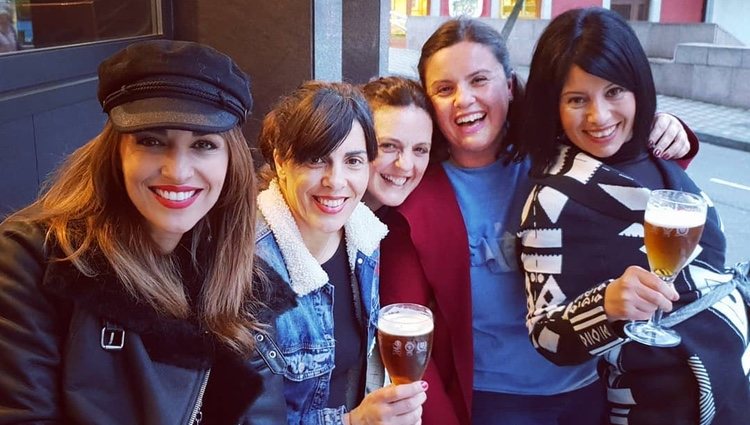 Paula Echevarría tomando algo con sus amigas en Candás