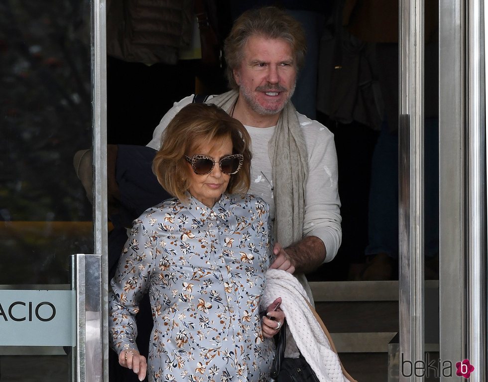 María Teresa Campos y Bigote Arrocet saliendo de un hotel en Málaga