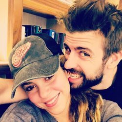 Gerard Piqué mordiendo la oreja de Shakira