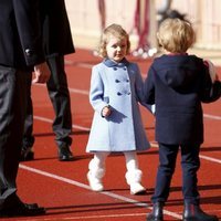 Los Príncipes Jacques y Gabriella de Mónaco divirtiéndose con un balón de rugby