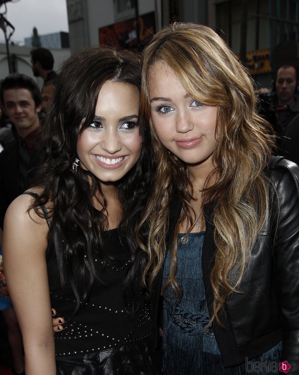 Demi Lovato y Miley Cyrus posando juntas en 2009