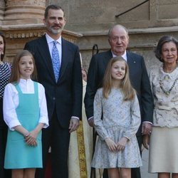 Los Reyes Felipe y Letizia junto a sus hijas Sofía y Leonor, y Don Juan Carlos y Doña Sofía en la Misa de Pascua de Palma 2018