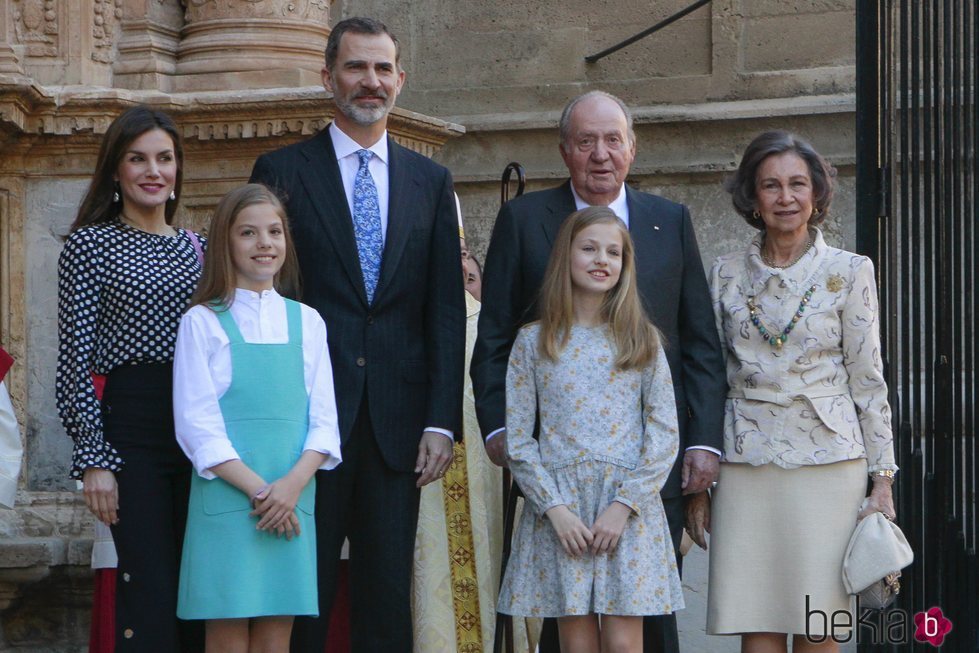 Los Reyes Felipe y Letizia junto a sus hijas Sofía y Leonor, y Don Juan Carlos y Doña Sofía en la Misa de Pascua de Palma 2018