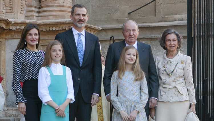 Los Reyes Felipe y Letizia junto a sus hijas Sofía y Leonor, y Don Juan Carlos y Doña Sofía en la Misa de Pascua de Palma 2018