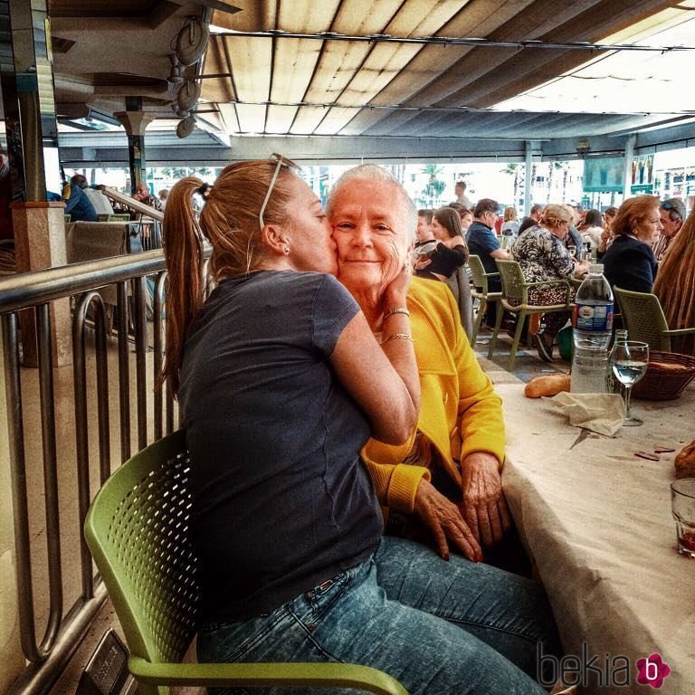 Belén Esteban dando un beso a su madre