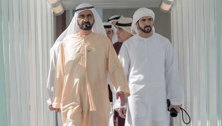 El Emir de Dubai junto a su hijo, el heredero Hamdan bin Mohammed Al Maktoum