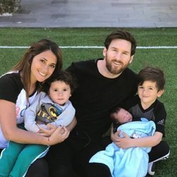 Leo Messi y Antonella Roccuzzo junto a Thiago, Mateo y Ciro