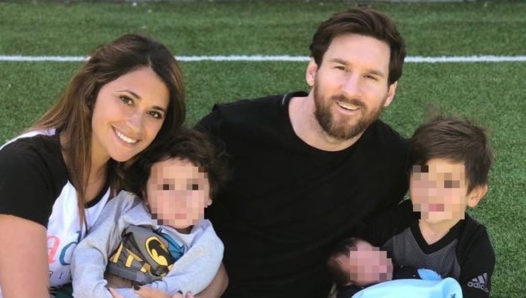 Leo Messi y Antonella Roccuzzo junto a Thiago, Mateo y Ciro