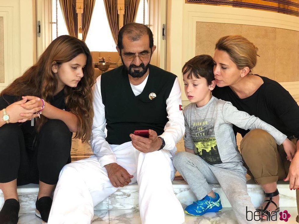 El Emir de Dubai junto a su segunda esposa, Haya de Jordania, y dos de sus hijos