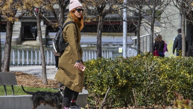 Blanca Suárez de paseo con su perro mientras practica skate