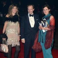 Martha, Ralph y Sophie Fiennes en la premiere de la película 'James Bond: Skyfall' en Londres