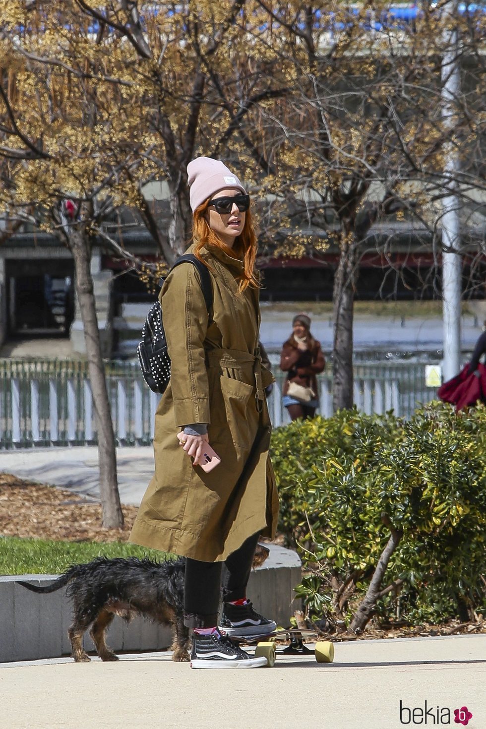 Blanca Suárez haciendo skate con su perro