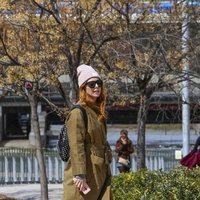 Blanca Suárez haciendo skate con su perro