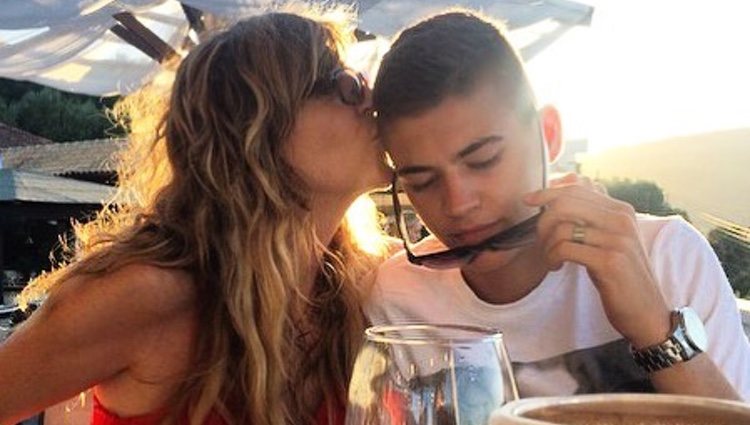 Martha Fiennes junto a su hijo Hero Fiennes-Tiffin