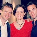 Ralph, Sophie y Joseph Fiennes muy sonrientes