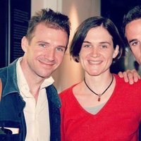 Ralph, Sophie y Joseph Fiennes muy sonrientes