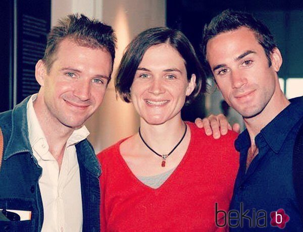 Ralph, Sophie y Joseph Fiennes muy sonrientes