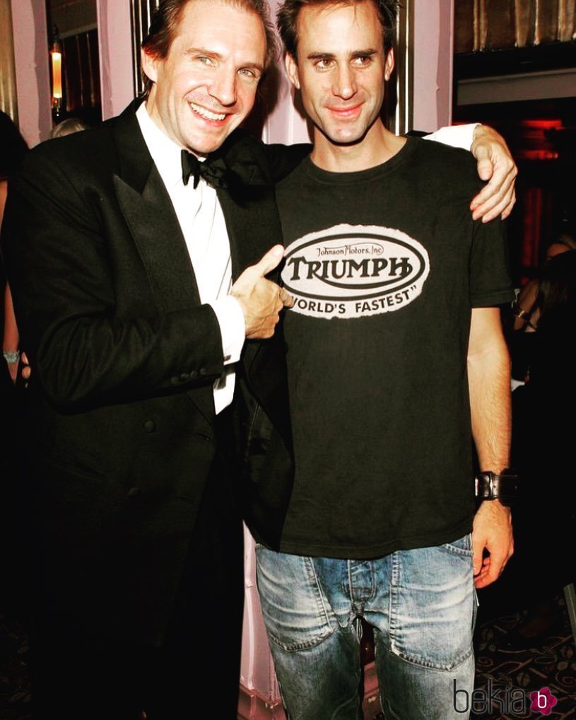 Los hermanos Joseph y Ralph Fiennes en una fiesta de Londres en 2012