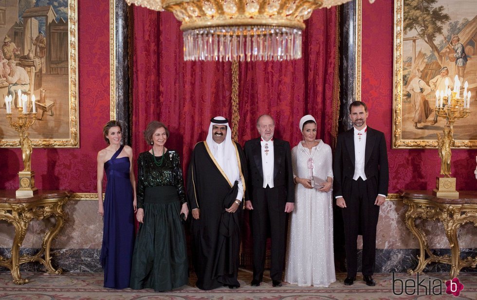 La Familia Real española posa en el Palacio Real junto a los Emires de Catar en 2011