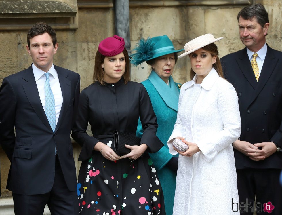 La Princesa Beatriz, la Princesa Ana, Sir Timothy Laurence, la Princesa Eugenia y Jack Brooksbank en la Misa de Pascua 2018