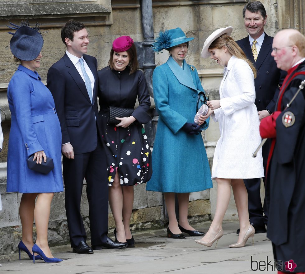 Zara Phillips luce embarazo junto a las Princesas de York, Jack Brooksbank, la Princesa Ana y Sir Timothy Laurence en la Misa de Pascua 2018