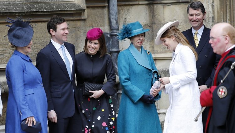 Zara Phillips luce embarazo junto a las Princesas de York, Jack Brooksbank, la Princesa Ana y Sir Timothy Laurence en la Misa de Pascua 2018