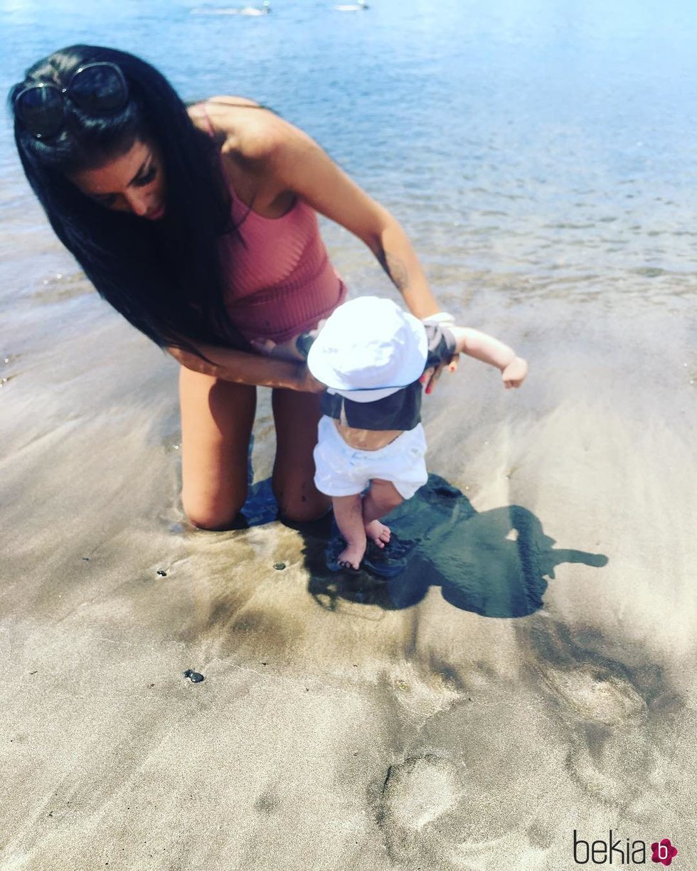 Silvia Sicilia, junto a su hijo en la playa