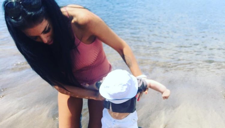 Silvia Sicilia, junto a su hijo en la playa