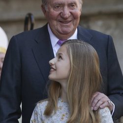 El Rey Juan Carlos, muy cariñoso con la Princesa Leonor en la Misa de Pascua 2018