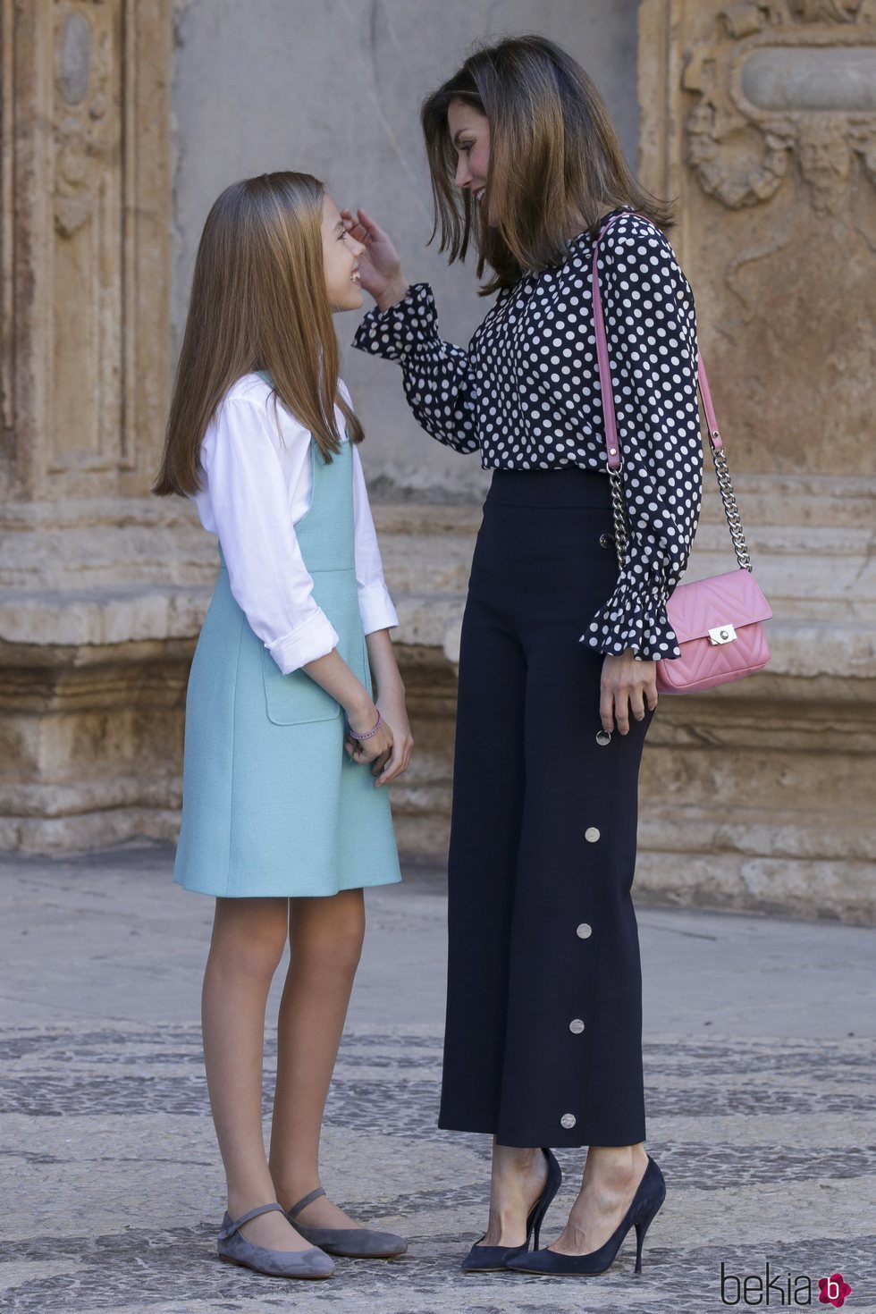 La Reina Letizia, muy cariñosa con la Infanta Sofía en la Misa de Pascua 2018