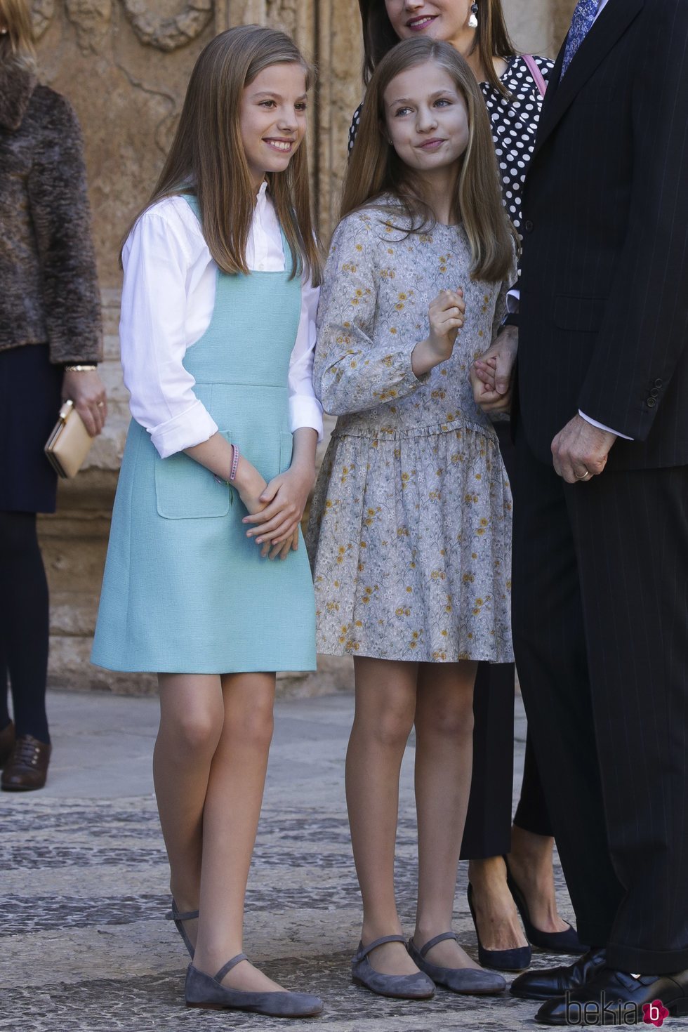 La Princesa Leonor y la Infanta Sofía, muy cómplices en la Misa de Pascua 2018