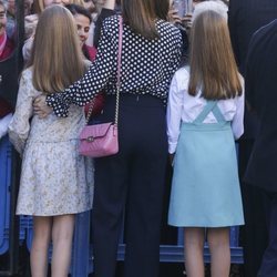 La Reina Letizia, la Princesa Leonor y la Infanta Sofía saludan a los ciudadanos en la Misa de Pascua 2018