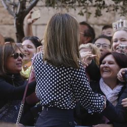 La Reina Letizia saludando a los ciudadanos en la Misa de Pascua 2018