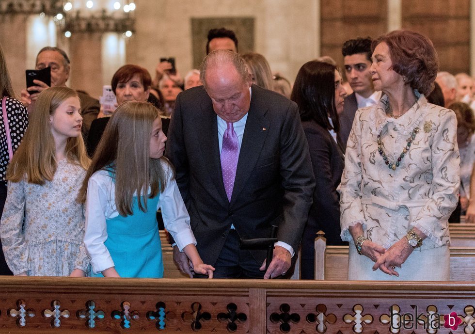 Los Reyes Juan Carlos y Sofía con la Princesa Leonor y la Infanta Sofía en la Misa de Pascua 2018