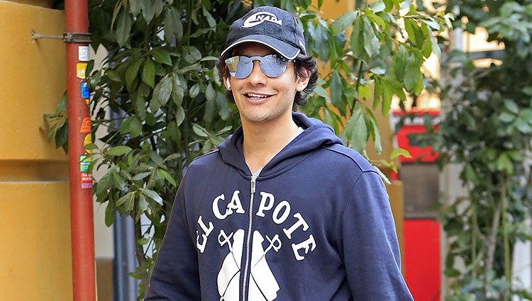 Alejandro Reyes, el hijo de Ivone Reyes, de incógnito con gafas y gorra